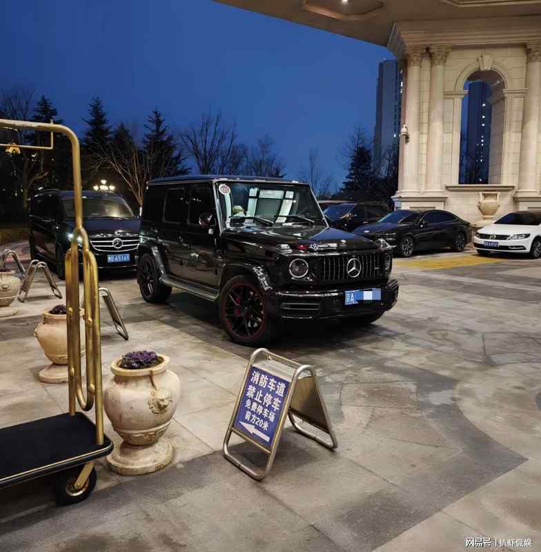  从视觉反差到舆论爆点：明星身高差背后的传播力学解析 娱乐新闻