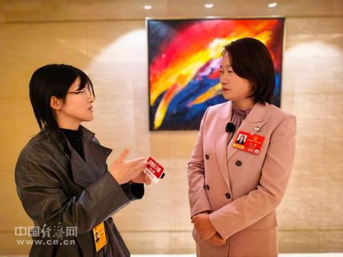  两会报道技术方法论：女记者如何以专业武器记录时代进程 新闻