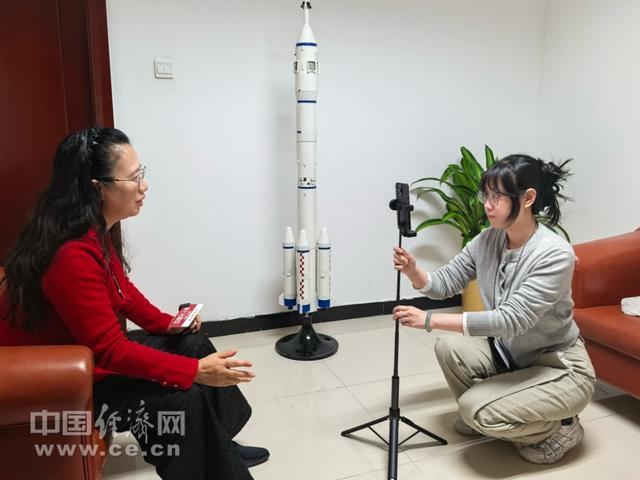  两会报道技术方法论：女记者如何以专业武器记录时代进程 新闻