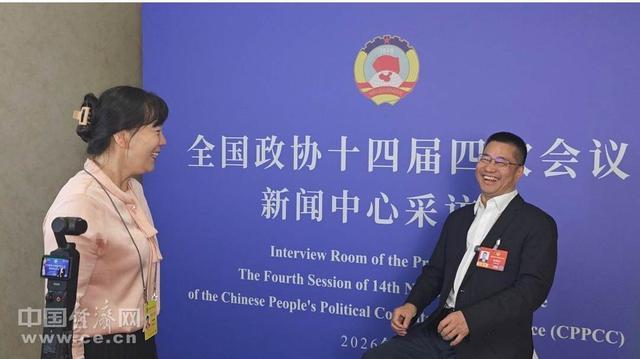  两会报道技术方法论：女记者如何以专业武器记录时代进程 新闻