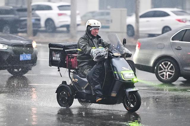 清明出行遇暴雨+大风？别慌，老铁带你安全到家